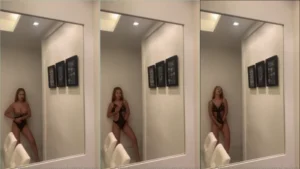 Mala Pink pelada jogando charme safadinho