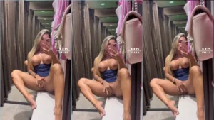 Mari Reis sem roupa, se divertindo com seus dedos nessa siririca deliciosa