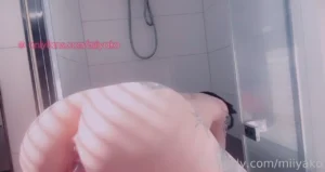 Miiyako se divertindo com seu vibrador na sua xerequinha rosinha e gostosa!