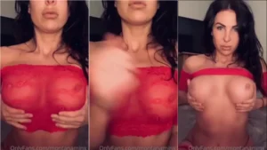 Montana Minx, a morena de peito volumoso, tá de top vermelho e se tocando