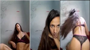 Moreninha da favela, toda magrinha, fazendo uma live e mostrando a bucetinha