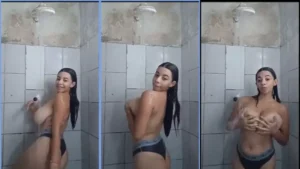 Ninfeta de 18 anos, com peitão natural, curtindo um banho