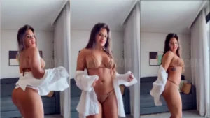 Olha a Samyof arrasando na dança, de calcinha e tudo!