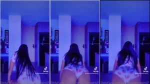 Sara Montenegro fazendo um vídeo picante na sala de casa, arrasando na dança!
