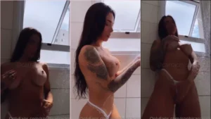 Sophi Carracini se deliciando em um banho sem roupas