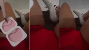 Vídeo da Barbie K mostrando seu Privacy enquanto toma um danone